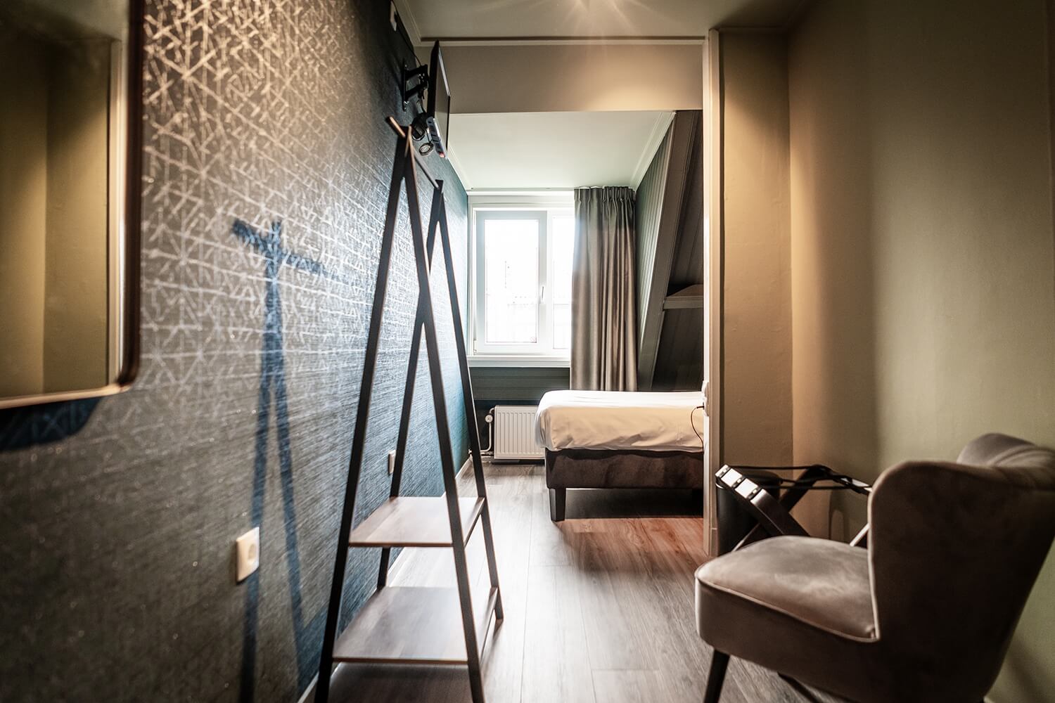 Eenpersoonskamer met uitzicht op de gezellige Kikkertstraat